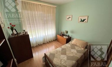 Casa venta Allen, 4 dormitorios, 3 baños, cochera, jardín con parrilla y estudio independiente