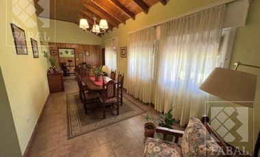 Casa venta Allen, 4 dormitorios, 3 baños, cochera, jardín con parrilla y estudio independiente