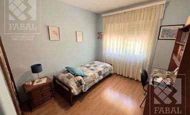 Casa venta Allen, 4 dormitorios, 3 baños, cochera, jardín con parrilla y estudio independiente