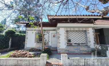 VENTA DE DOS CASAS EN EL MISMO TERRENO!! JOSE MARMOL KING AL 800