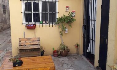 Casita al frente de 2 dormitorios    departamento al fondo. Ideal para 2 familias. Lanús Este