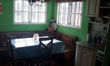 Casita al frente de 2 dormitorios    departamento al fondo. Ideal para 2 familias. Lanús Este
