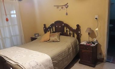 Casita al frente de 2 dormitorios    departamento al fondo. Ideal para 2 familias. Lanús Este