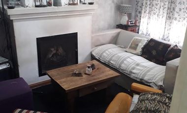 Casita al frente de 2 dormitorios    departamento al fondo. Ideal para 2 familias. Lanús Este