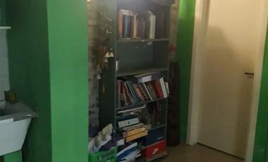 Casita al frente de 2 dormitorios    departamento al fondo. Ideal para 2 familias. Lanús Este