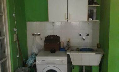 Casita al frente de 2 dormitorios    departamento al fondo. Ideal para 2 familias. Lanús Este