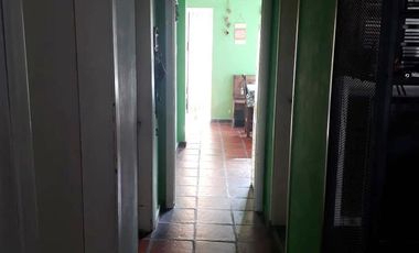 Casita al frente de 2 dormitorios    departamento al fondo. Ideal para 2 familias. Lanús Este