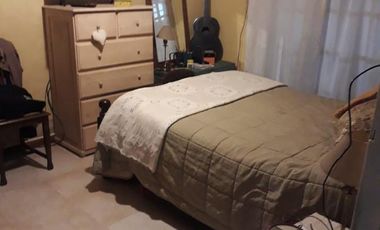 Casita al frente de 2 dormitorios    departamento al fondo. Ideal para 2 familias. Lanús Este