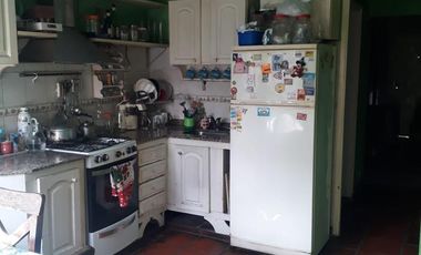 Casita al frente de 2 dormitorios    departamento al fondo. Ideal para 2 familias. Lanús Este