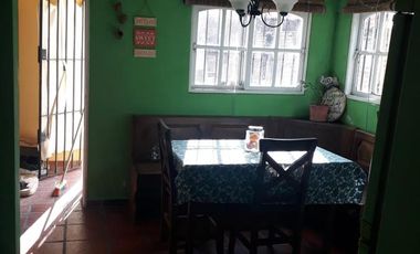 Casita al frente de 2 dormitorios    departamento al fondo. Ideal para 2 familias. Lanús Este