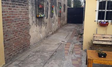 Casita al frente de 2 dormitorios    departamento al fondo. Ideal para 2 familias. Lanús Este
