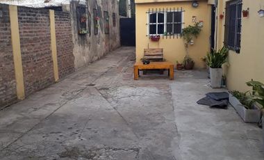 Casita al frente de 2 dormitorios    departamento al fondo. Ideal para 2 familias. Lanús Este