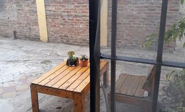 Casita al frente de 2 dormitorios    departamento al fondo. Ideal para 2 familias. Lanús Este