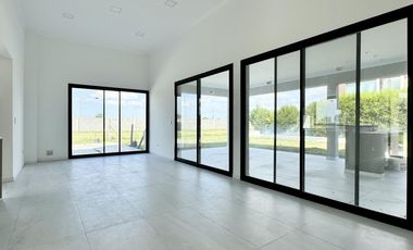 Casa en venta barrio Lagos de Canning