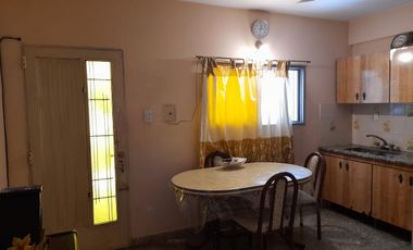 Casa 2 amb, cochera y fondo libre