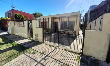 Casa 2 amb, cochera y fondo libre