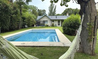 Casa en  venta en Barrio Privado El Aromo 4 ambientes con Pileta - APTO CRÉDITO