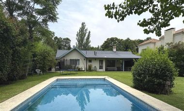 Casa en  venta en Barrio Privado El Aromo 4 ambientes con Pileta - APTO CRÉDITO