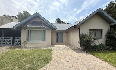 Casa en  venta en Barrio Privado El Aromo 4 ambientes con Pileta - APTO CRÉDITO