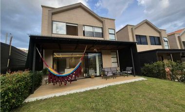 Venta de Casa Campestre Unidad Cerrada en el Retiro