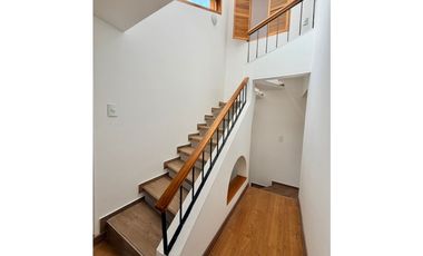 ARRIENDO - Santa Bárbara Alta, 220mts + 16mts, 3 habs, 2.5 baños, 9M
