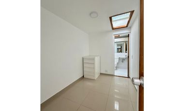 ARRIENDO - Santa Bárbara Alta, 220mts + 16mts, 3 habs, 2.5 baños, 9M