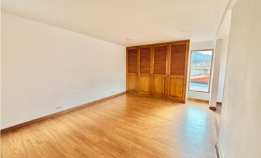 ARRIENDO - Santa Bárbara Alta, 220mts + 16mts, 3 habs, 2.5 baños, 9M