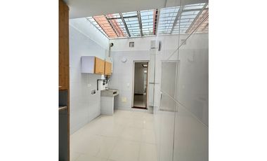 ARRIENDO - Santa Bárbara Alta, 220mts + 16mts, 3 habs, 2.5 baños, 9M