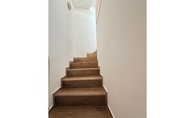 ARRIENDO - Santa Bárbara Alta, 220mts + 16mts, 3 habs, 2.5 baños, 9M
