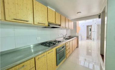 ARRIENDO - Santa Bárbara Alta, 220mts + 16mts, 3 habs, 2.5 baños, 9M
