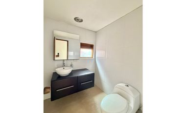 ARRIENDO - Santa Bárbara Alta, 220mts + 16mts, 3 habs, 2.5 baños, 9M
