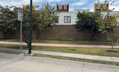 Villa Universidad casa en renta frente a area verde