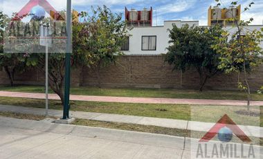 Villa Universidad casa en renta frente a area verde