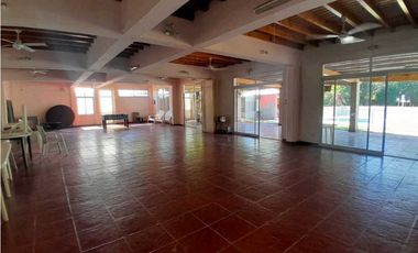 Vendemos salón con pileta y amplio parque en lunlunta maipu