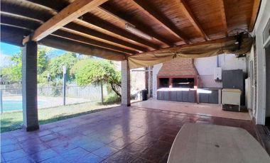 Vendemos salón con pileta y amplio parque en lunlunta maipu