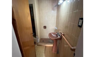 Calle 67 e/ 147 y 148, Los Hornos - Casa en Venta con Galpon