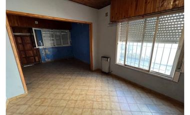 Calle 67 e/ 147 y 148, Los Hornos - Casa en Venta con Galpon