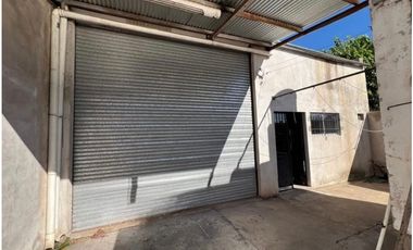Calle 67 e/ 147 y 148, Los Hornos - Casa en Venta con Galpon