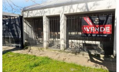 Calle 67 e/ 147 y 148, Los Hornos - Casa en Venta con Galpon