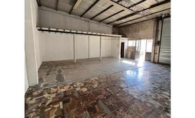 Calle 67 e/ 147 y 148, Los Hornos - Casa en Venta con Galpon