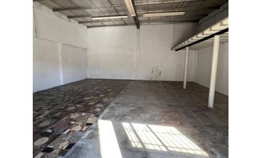 Calle 67 e/ 147 y 148, Los Hornos - Casa en Venta con Galpon