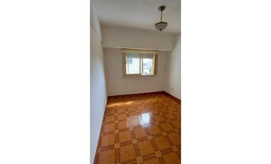 Amplio Dos ambientes a metros de estación y avenidas