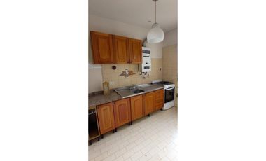 Amplio Dos ambientes a metros de estación y avenidas