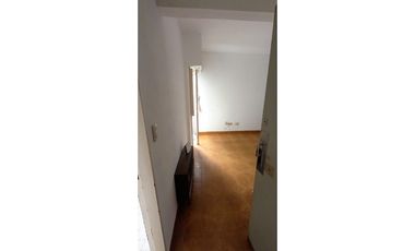 Amplio Dos ambientes a metros de estación y avenidas