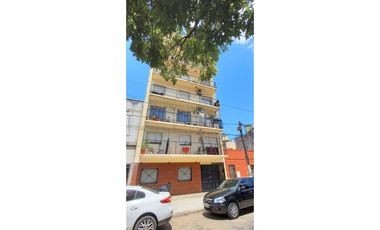 Amplio Dos ambientes a metros de estación y avenidas