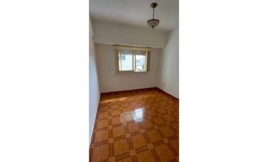 Amplio Dos ambientes a metros de estación y avenidas