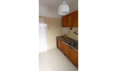 Amplio Dos ambientes a metros de estación y avenidas