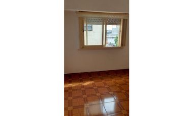 Amplio Dos ambientes a metros de estación y avenidas