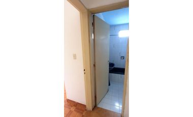 Amplio Dos ambientes a metros de estación y avenidas