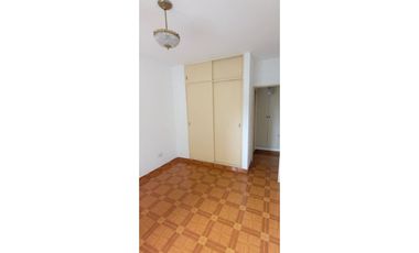 Amplio Dos ambientes a metros de estación y avenidas